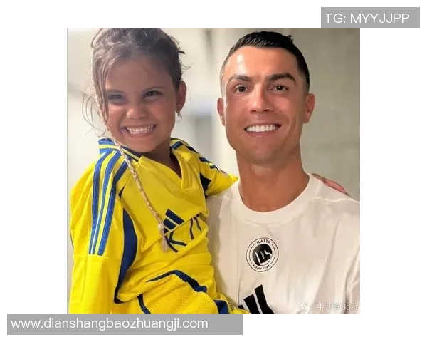 C罗与球迷亲密互动暖心时刻展现无私关怀与真挚情感 C罗与球迷亲密互动暖心时刻展现无私关怀与真挚情感