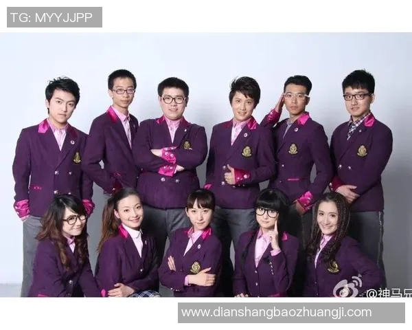 《足球传奇巨星与智能机器人激战未来赛场决战之夜》 《足球传奇巨星与智能机器人激战未来赛场决战之夜》