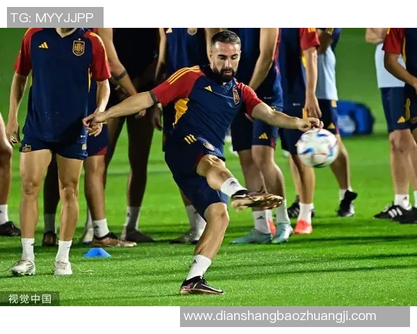 足球巨星轻松秀脚法场边趣味戏耍小孩引发欢笑瞬间